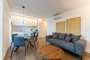Apartamento superior | Área de estar | TV de tela plana