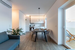 Deluxe Apartment | Private kitchen | Fridge, microwave, oven, stovetop - BRUM Design Apartments (Ponta Delgada)
