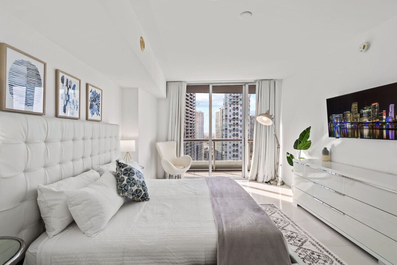 1 habitación, escritorio, tabla de planchar con plancha y cuna de viaje 