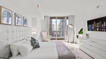 1 habitación, escritorio, tabla de planchar con plancha y cuna de viaje