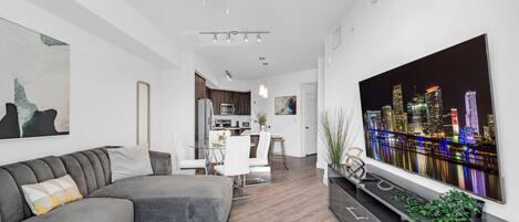 Una Smart TV, una oficina