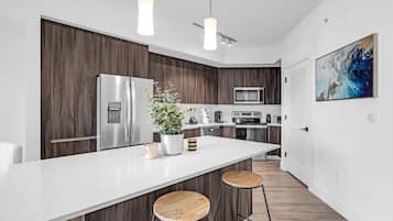 冰箱、微波炉、烤箱、炉灶