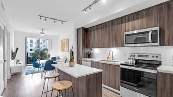 Réfrigérateur, micro-ondes, four, plaque de cuisson