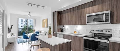 Frigorífico, microondas, horno y placa de cocina