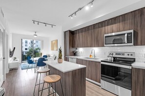 Kylskåp, mikrovågsugn, ugn och spishäll