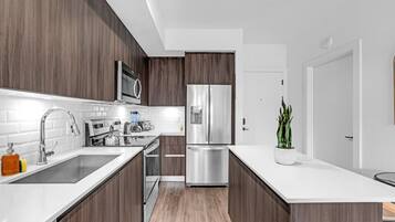 Refrigerador, microondas, horno y parrilla de estufa