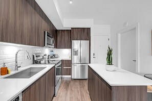 Køleskab, mikrobølgeovn, ovn, kogeplade