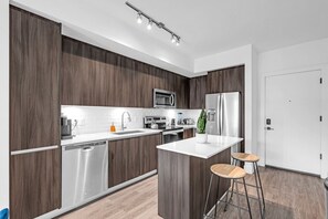 Kylskåp, mikrovågsugn, ugn och spishäll