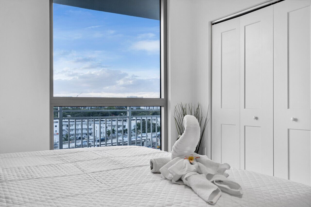 3 habitaciones, escritorio y tabla de planchar con plancha 