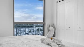 3 habitaciones, escritorio y tabla de planchar con plancha