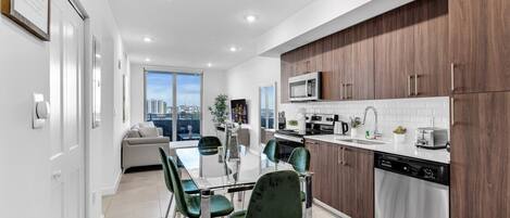 Kühlschrank, Mikrowelle, Ofen, Herdplatte