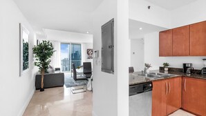 Un apartamento moderno con sala de estar, comedor y cocina.