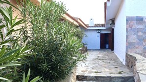 Property grounds - Curated cottage within walking distance of the sea (Agrustos)