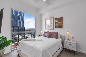 2 bedrooms, desk, iron/ironing board, travel cot - Miami Magic: Vibrant 2 Bedroom with Free Parking (Miami)