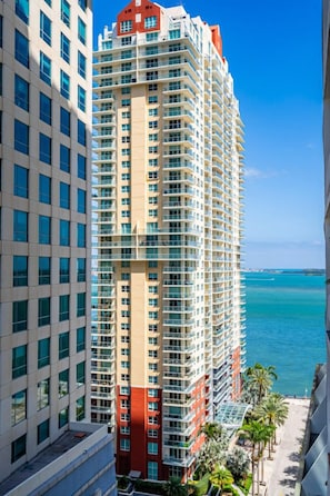 A high-rise hotel with multiple floors, balconies, and a view of the ocean. - Amazing 1 Bed in Brickell key W/ FREE PKG (Miami)