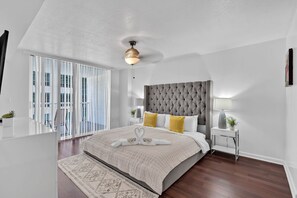 1 chambre, bureau, fer et planche à repasser, lit de bébé portatif