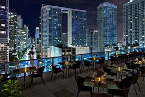 Outdoor dining - Amazing 1 Bed in Brickell key W/ FREE PKG (Miami)