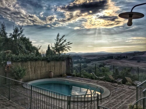 Wonderful private villa with WIFI, private pool, A/C, TV, patio, panoramic view, close to Montalcino