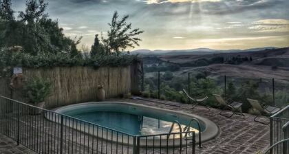 Wonderful private villa with WIFI, private pool, A/C, TV, patio, panoramic view, close to Montalcino