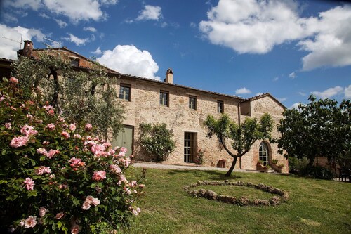 Wonderful private villa with A/C, WIFI, private pool, TV, patio, panoramic view, close to Montalcino