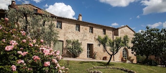 Wonderful private villa with A/C, WIFI, private pool, TV, patio, panoramic view, close to Montalcino