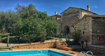 Wonderful private villa with WIFI, private pool, A/C, TV, patio, panoramic view, close to Montalcino