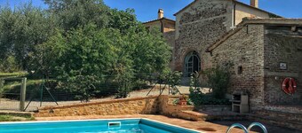 Wonderful private villa with WIFI, private pool, A/C, TV, patio, panoramic view, close to Montalcino