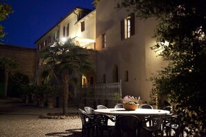 Outdoor dining - Private Villa with A/C, WIFI, private pool, TV, terrace, panoramic view, close to Montalcino (San Giovanni D'asso)