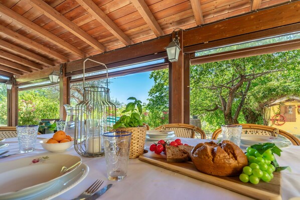 Dining - Stunning private villa with WIFI, private pool, TV, patio, pets allowed and panoramic view (Cartoceto)
