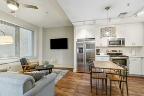 Frigorífico, microondas, horno y placa de cocina