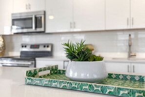 Een koelkast, een magnetron, een oven, een kookplaat