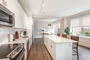 Frigorifero, microonde, forno, piano cottura