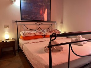 2 عدّة غرف نوم ومكواة/لوح كي وواي فاي وملاءات أسرّة