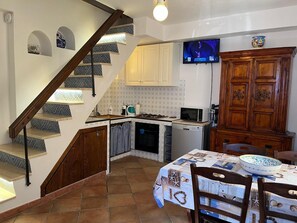 ثلاجة�، فرن، غسالة أطباق، ماكينة لصنع القهوة/الشاي