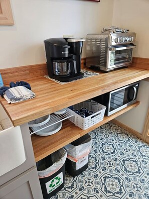 Kylskåp, mikrovågsugn, kaffe- och tebryggare och brödrost