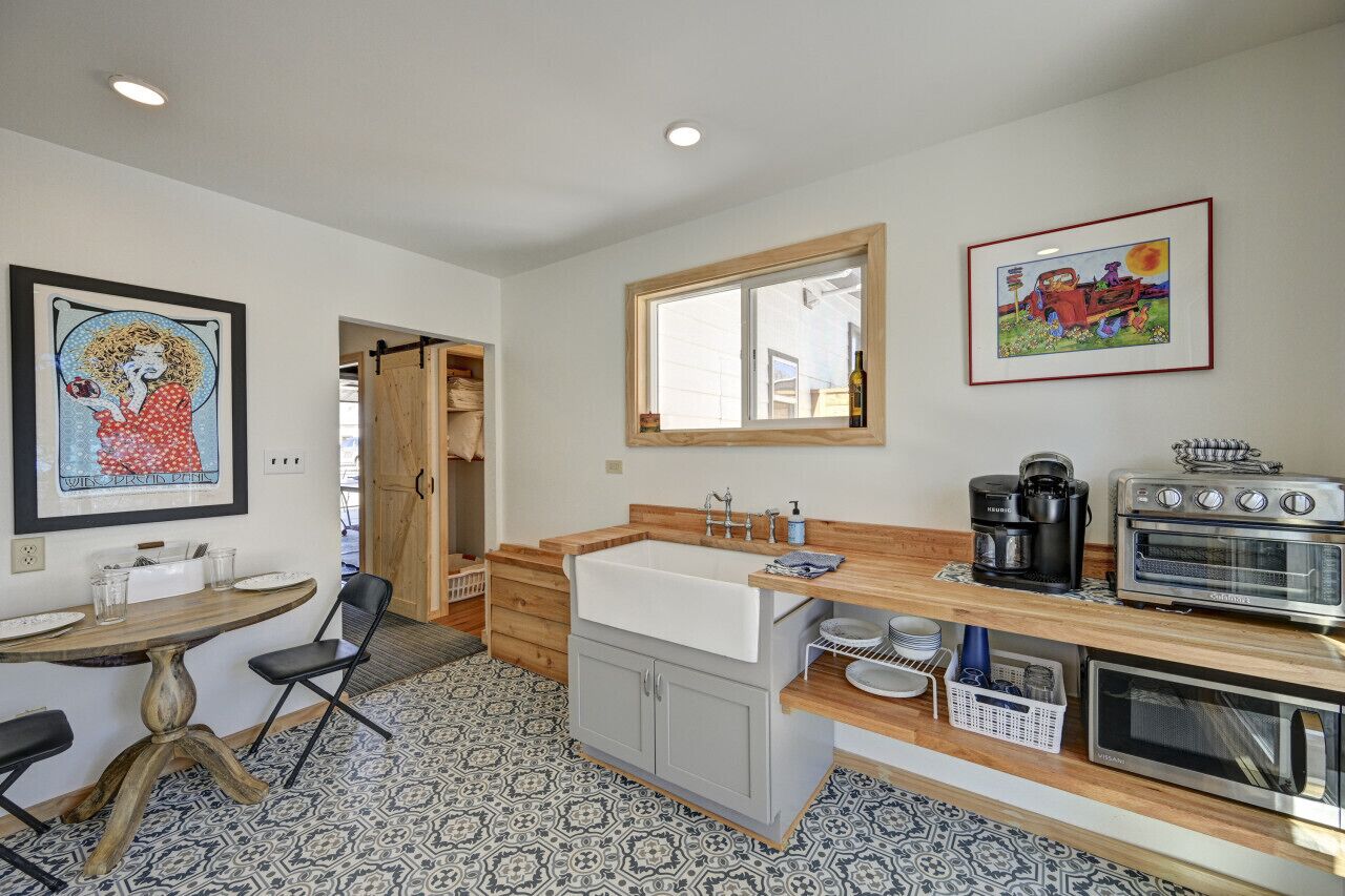 Réfrigérateur, micro-ondes, cafetière/bouilloire, grille-pain