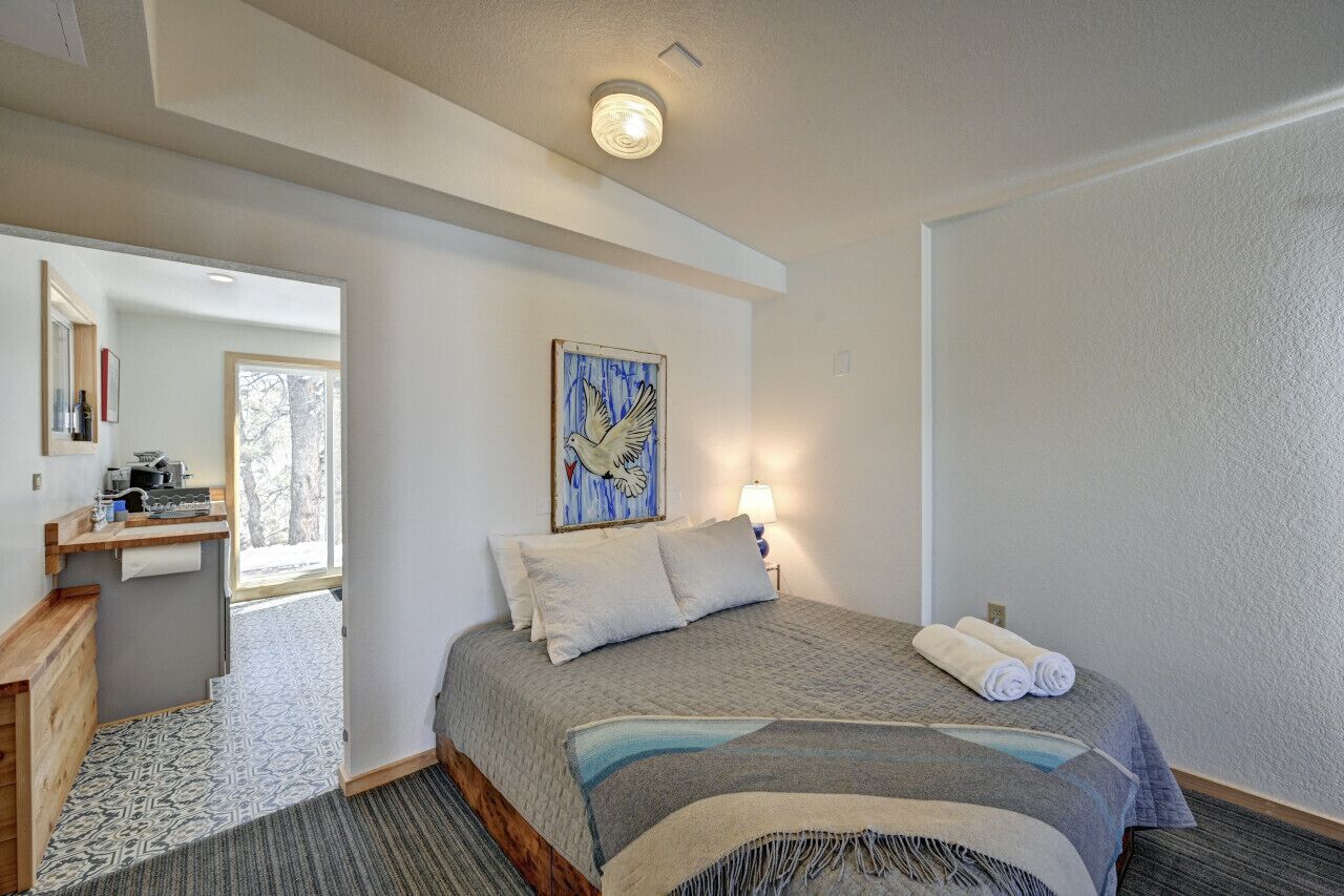 Desk, WiFi, bed sheets