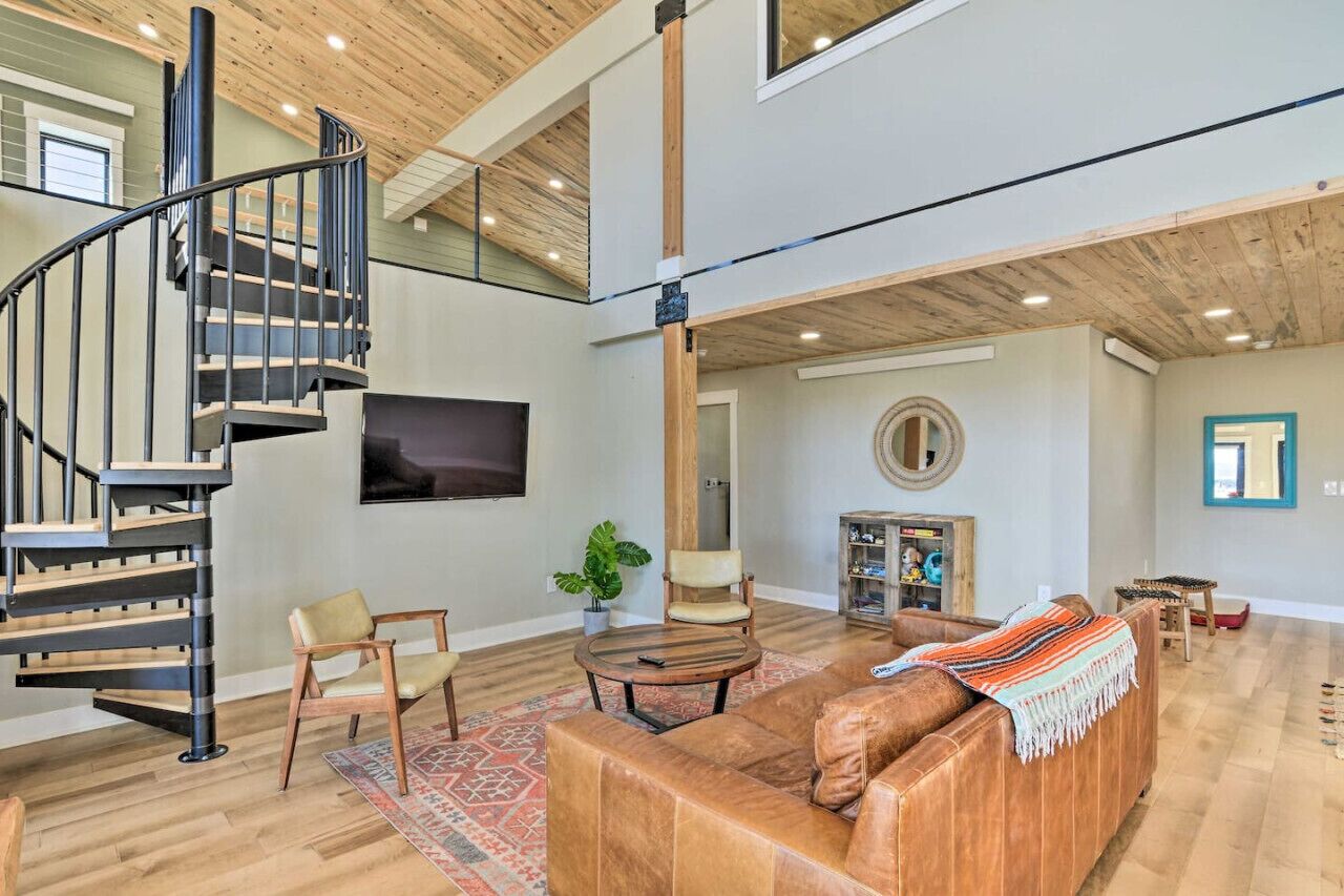 Modern Easter House with Beautiful Mountain Views