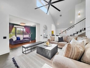 Smart TV, fireplace - The Grand Ashbrook Manor
Pool-Sauna-Cold Plunge (Mesa)