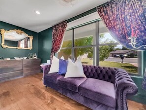 Smart TV, fireplace - The Grand Ashbrook Manor
Pool-Sauna-Cold Plunge (Mesa)