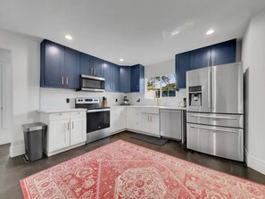 Fridge, microwave, oven, stovetop - The Grand Ashbrook Manor
Pool-Sauna-Cold Plunge (Mesa)