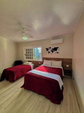 Comfort Triple Room | Desk, free WiFi - Casa do Rogério Hostel - shopping (Caxias do Sul)