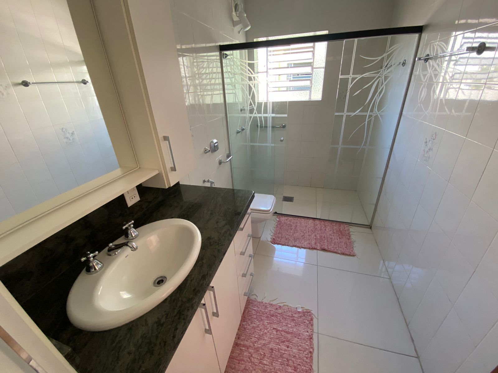 Comfort suite | Badkamer | Een douche, handdoeken