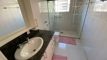 Comfort suite | Badkamer | Een douche, handdoeken