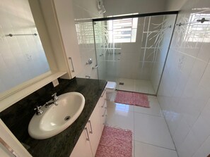 Suite Confort | Baño | Ducha y toallas