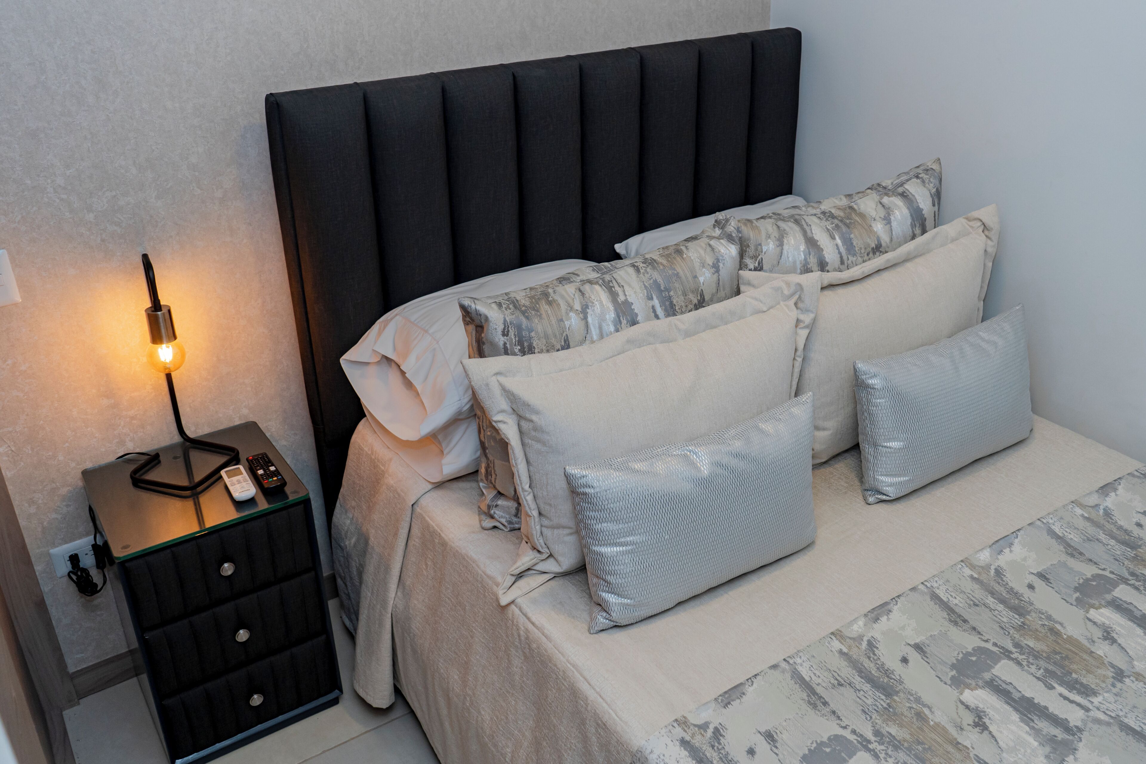 2 habitaciones, escritorio, tabla de planchar con plancha y wifi gratis 