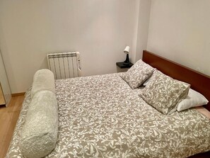 2 chambres, fer et planche à repasser, Wi-Fi, draps fournis