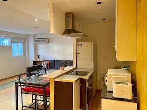 Fridge, microwave, oven, stovetop - Acogedor Dúplex Barrio del Pilar (Madrid)