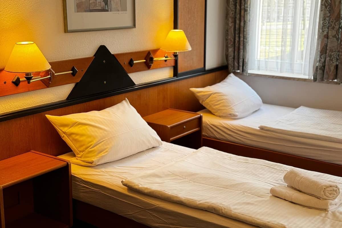 Habitación doble estándar | Espacio para trabajar con laptop, wifi gratis y ropa de cama