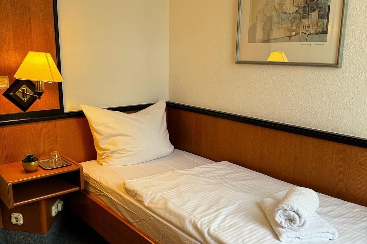 Habitación individual estándar | Espacio para trabajar con laptop, wifi gratis y ropa de cama